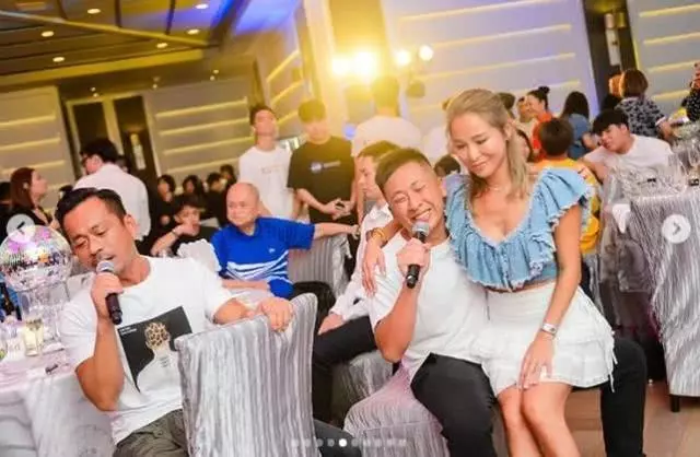 爭奪周太!「帶女兒去英國留學」母憑女貴無視美艷小三,「坐穩正宮地位」卻不敵她財力!