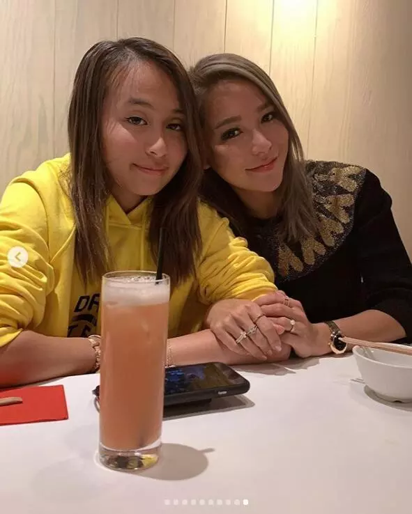 爭奪周太!「帶女兒去英國留學」母憑女貴無視美艷小三,「坐穩正宮地位」卻不敵她財力!