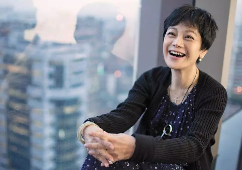 66歲張艾嘉穿深V走紅毯「霸氣征戰威尼斯」,簡單就是美「不受年齡限制」造型零失誤!