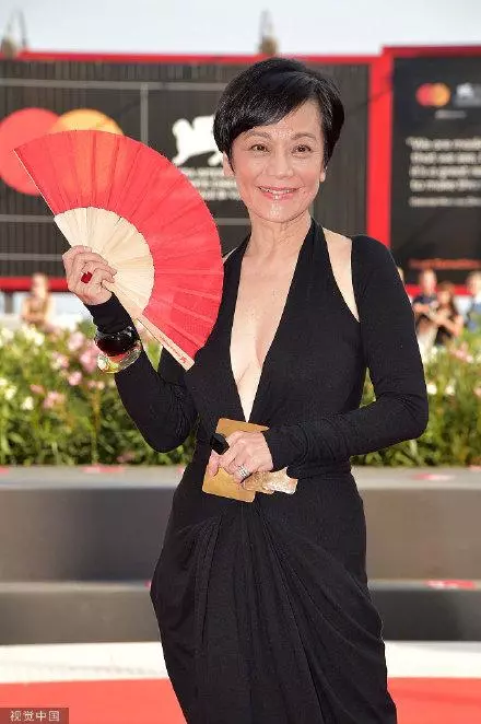 66歲張艾嘉穿深V走紅毯「霸氣征戰威尼斯」,簡單就是美「不受年齡限制」造型零失誤!