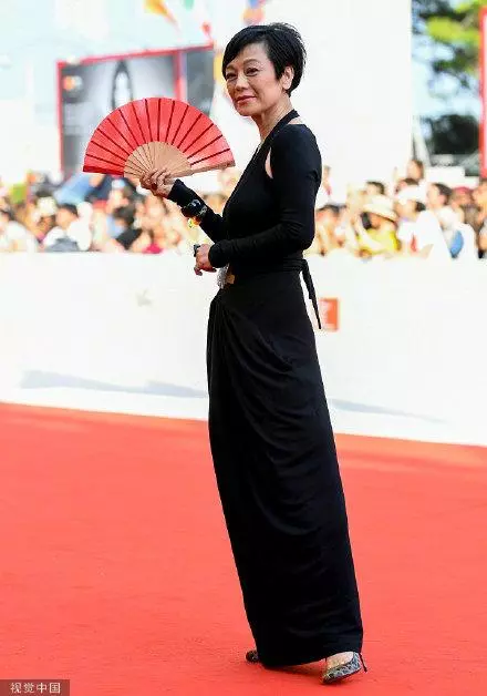 66歲張艾嘉穿深V走紅毯「霸氣征戰威尼斯」,簡單就是美「不受年齡限制」造型零失誤!