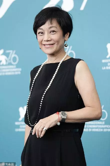 66歲張艾嘉穿深V走紅毯「霸氣征戰威尼斯」,簡單就是美「不受年齡限制」造型零失誤!