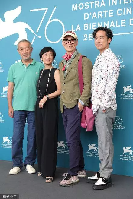 66歲張艾嘉穿深V走紅毯「霸氣征戰威尼斯」,簡單就是美「不受年齡限制」造型零失誤!