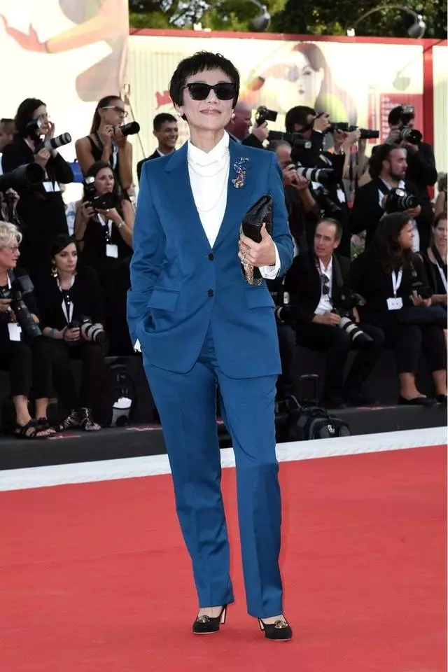 66歲張艾嘉穿深V走紅毯「霸氣征戰威尼斯」,簡單就是美「不受年齡限制」造型零失誤!