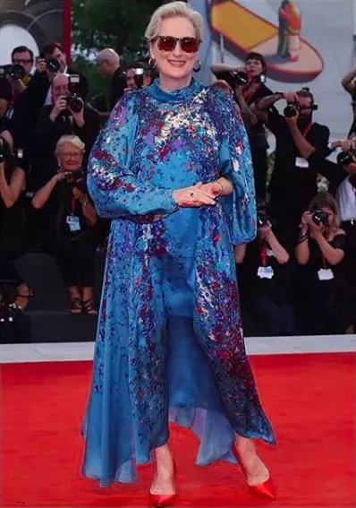 66歲張艾嘉穿深V走紅毯「霸氣征戰威尼斯」,簡單就是美「不受年齡限制」造型零失誤!