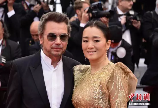 53歲鞏俐十指緊扣「結過四次婚老公」,「相差17歲」互動甜得像初戀!