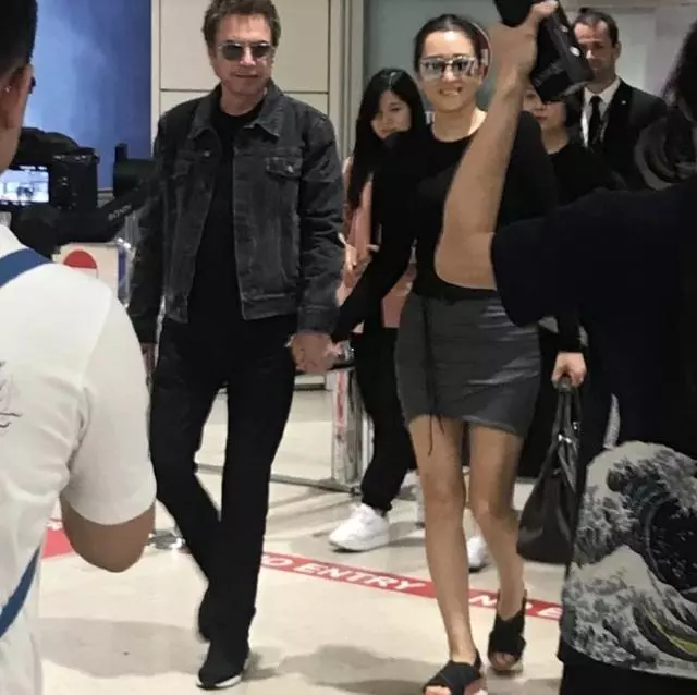 53歲鞏俐十指緊扣「結過四次婚老公」,「相差17歲」互動甜得像初戀!
