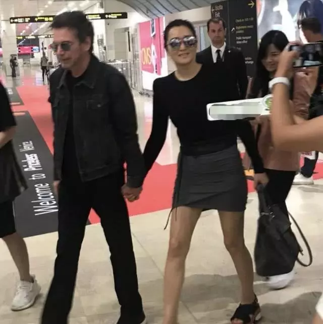 53歲鞏俐十指緊扣「結過四次婚老公」,「相差17歲」互動甜得像初戀!