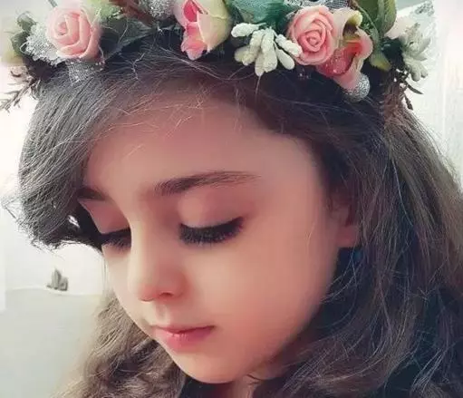 伊朗8歲女孩酷似洋娃娃,被封為「世界最美女孩」,父親辭職當保鏢 !