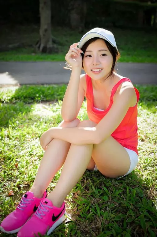 我出差提前回家想給老婆驚喜,打開門卻發現有陌生女人躺我床上 !
