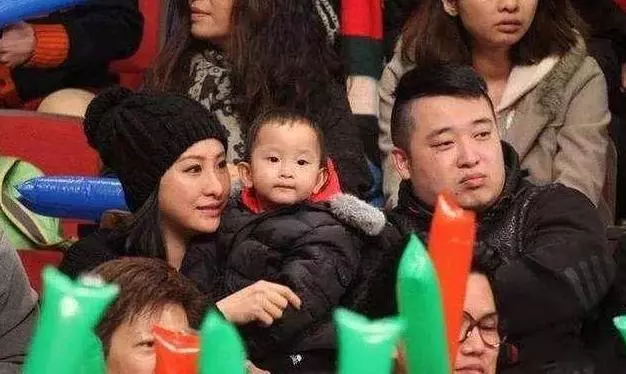 曾志偉兩個兒子的顏值一個比一個低,兒媳卻一個比一個漂亮