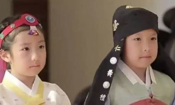 48歲李英愛素顏帶女兒看舞臺劇,優雅大方狀態佳,網友:女兒完全繼承媽媽美貌