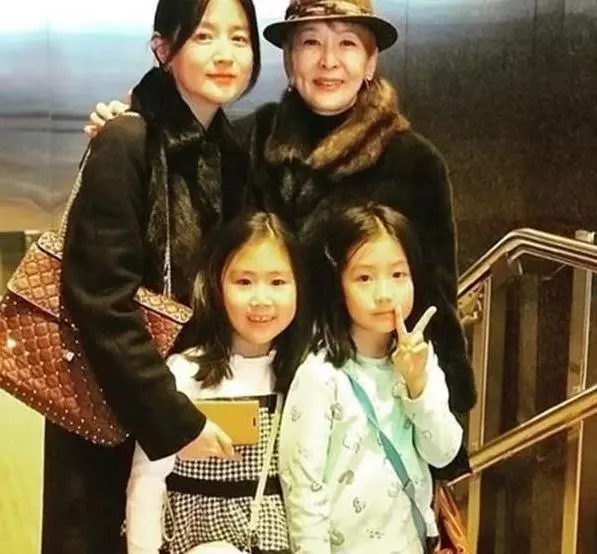 48歲李英愛素顏帶女兒看舞臺劇,優雅大方狀態佳,網友:女兒完全繼承媽媽美貌