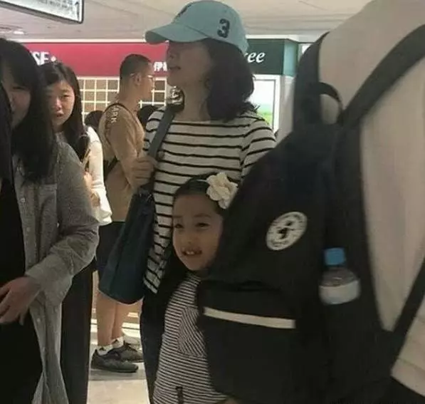 48歲李英愛素顏帶女兒看舞臺劇,優雅大方狀態佳,網友:女兒完全繼承媽媽美貌