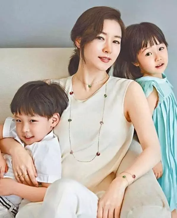 48歲李英愛素顏帶女兒看舞臺劇,優雅大方狀態佳,網友:女兒完全繼承媽媽美貌