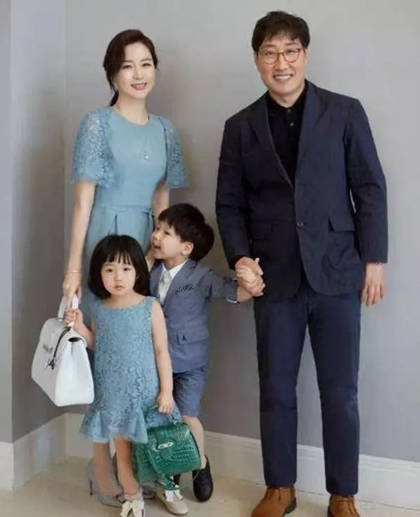 48歲李英愛素顏帶女兒看舞臺劇,優雅大方狀態佳,網友:女兒完全繼承媽媽美貌