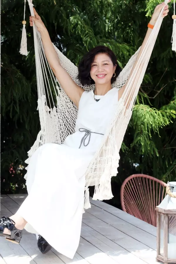 台灣合唱團女歌手年近50卻不婚不生! 曾有「小20歲弟弟」告白追求遭她婉拒:做自己,愛情隨緣!
