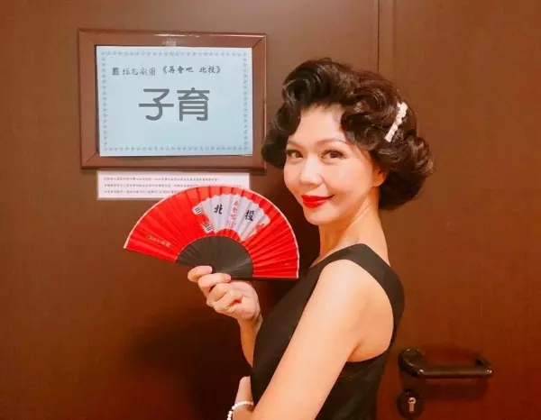 台灣合唱團女歌手年近50卻不婚不生! 曾有「小20歲弟弟」告白追求遭她婉拒:做自己,愛情隨緣!
