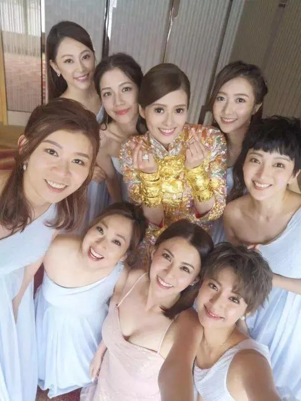 恭喜恭喜!31歲前港姐季軍今日重金出嫁:手戴八隻龍鳳鐲金豬亮相