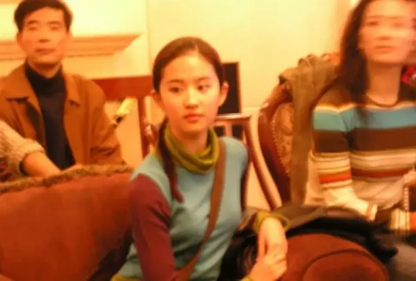 劉亦菲「16歲珍貴舊照」被公開!臉美得不像話似仙女,身旁媽媽顏值逆天!