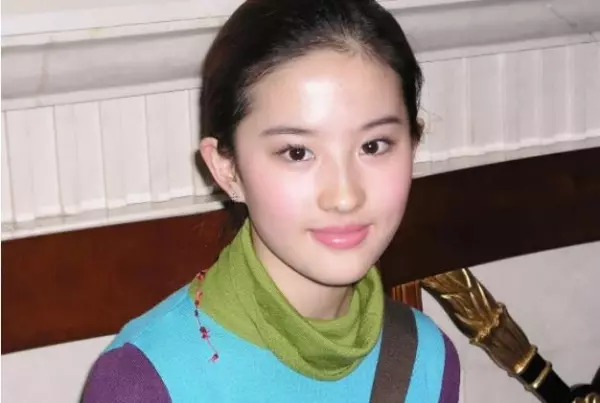 劉亦菲「16歲珍貴舊照」被公開!臉美得不像話似仙女,身旁媽媽顏值逆天!