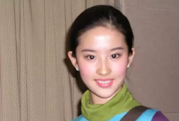 劉亦菲「16歲珍貴舊照」被公開!臉美得不像話似仙女,身旁媽媽顏值逆天!