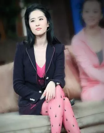 劉亦菲「16歲珍貴舊照」被公開!臉美得不像話似仙女,身旁媽媽顏值逆天!