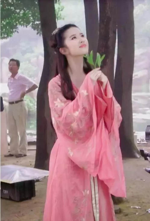 劉亦菲「16歲珍貴舊照」被公開!臉美得不像話似仙女,身旁媽媽顏值逆天!