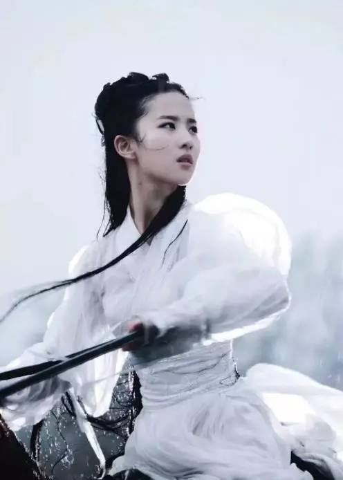劉亦菲「16歲珍貴舊照」被公開!臉美得不像話似仙女,身旁媽媽顏值逆天!