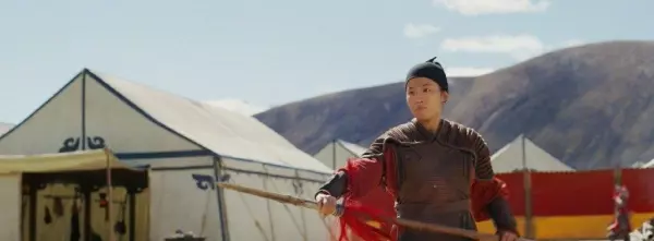 劉亦菲「16歲珍貴舊照」被公開!臉美得不像話似仙女,身旁媽媽顏值逆天!