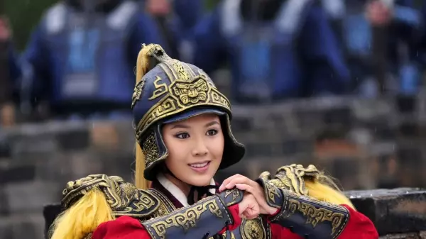劉亦菲「16歲珍貴舊照」被公開!臉美得不像話似仙女,身旁媽媽顏值逆天!