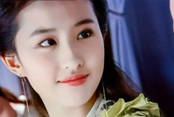 劉亦菲「16歲珍貴舊照」被公開!臉美得不像話似仙女,身旁媽媽顏值逆天!