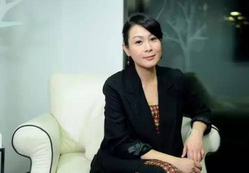 層次越高的女人,往往都很低調!盤點四位娛樂圈女星 嫁入豪門「卻從不炫富」,令人讚爆!