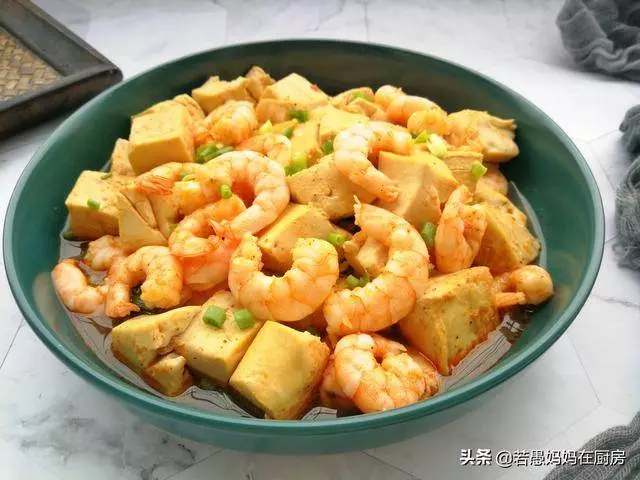 蝦仁燉豆腐蝦頭不要扔,連味精都不要放,營養翻倍