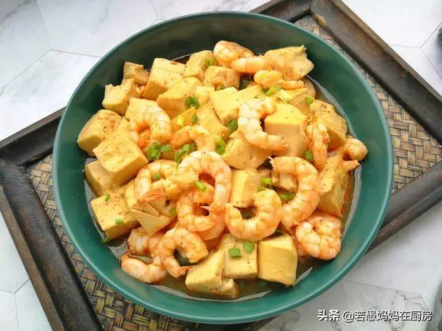 蝦仁燉豆腐蝦頭不要扔,連味精都不要放,營養翻倍
