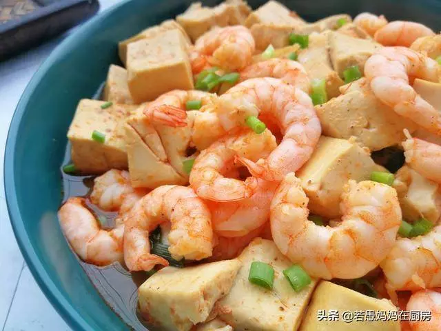 蝦仁燉豆腐蝦頭不要扔,連味精都不要放,營養翻倍