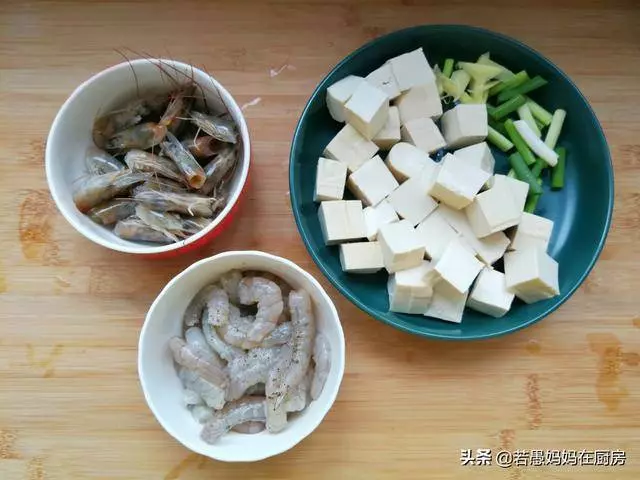 蝦仁燉豆腐蝦頭不要扔,連味精都不要放,營養翻倍