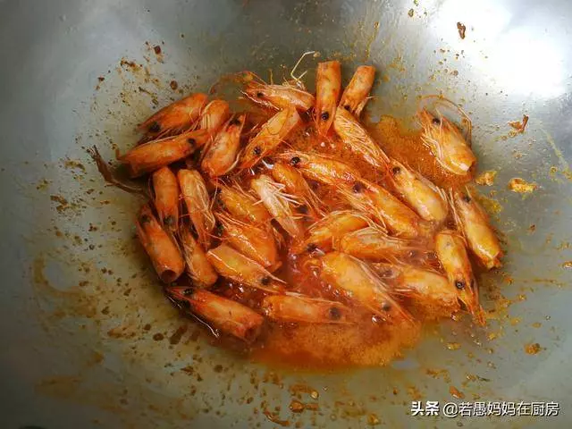 蝦仁燉豆腐蝦頭不要扔,連味精都不要放,營養翻倍