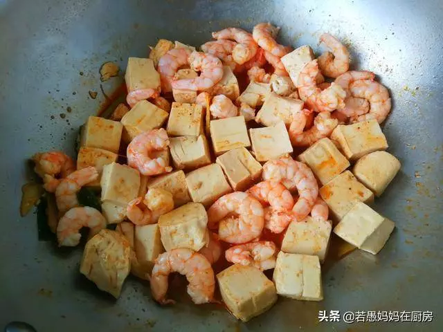 蝦仁燉豆腐蝦頭不要扔,連味精都不要放,營養翻倍