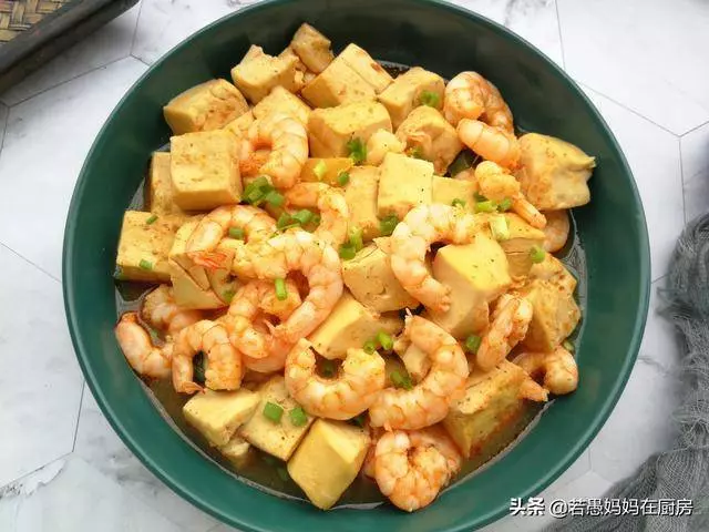 蝦仁燉豆腐蝦頭不要扔,連味精都不要放,營養翻倍