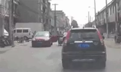 看過一次「荷蘭人開車門方法」你就再也忘不了!你的一個小改變就能避免無數意外!
