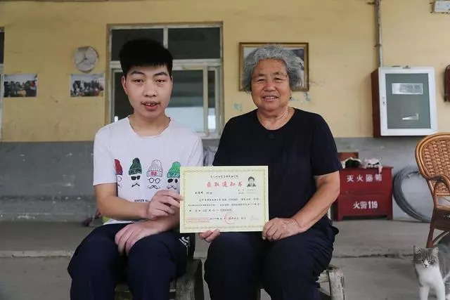 73歲奶奶一生收養23名孤兒棄嬰考上大學「回家」給「奶奶」報喜 !