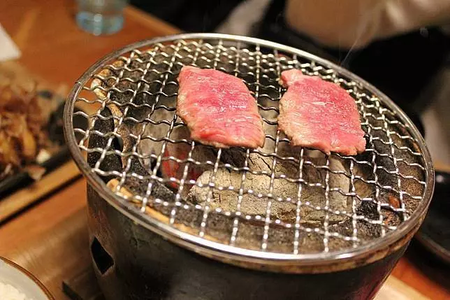 燒烤客滿要等2小時!候位大媽吐一句話 , 客怒:食慾全沒 !