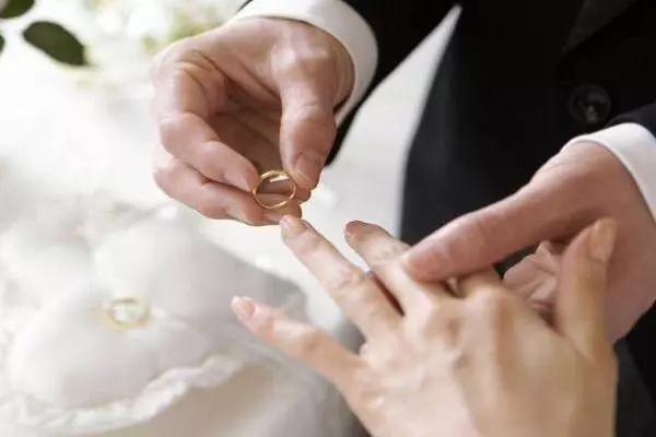 妹妹結婚,老婆給兩萬的紅包,婚後隔天妹妹來個電話我離婚了