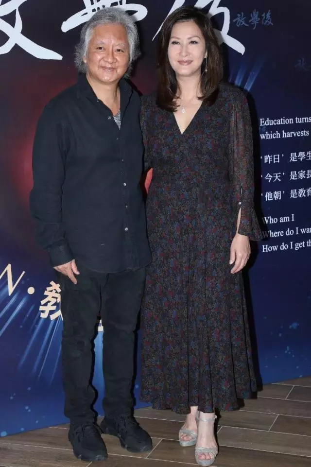48歲陳慧珊難得亮相,穿黑色碎花裙同框宣萱,身材發福卻不輸氣質!