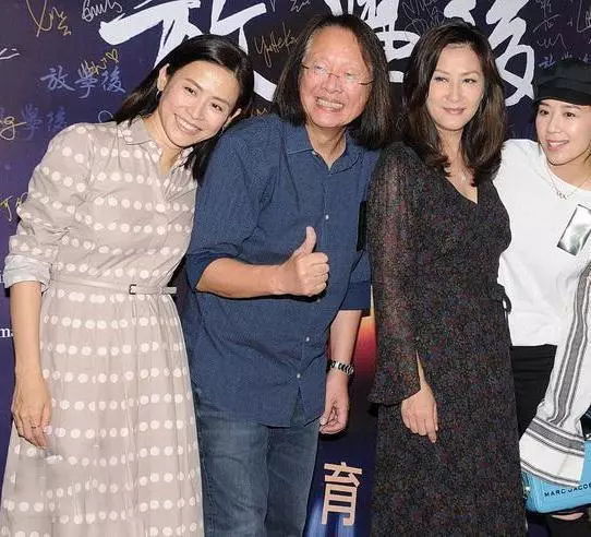 48歲陳慧珊難得亮相,穿黑色碎花裙同框宣萱,身材發福卻不輸氣質!