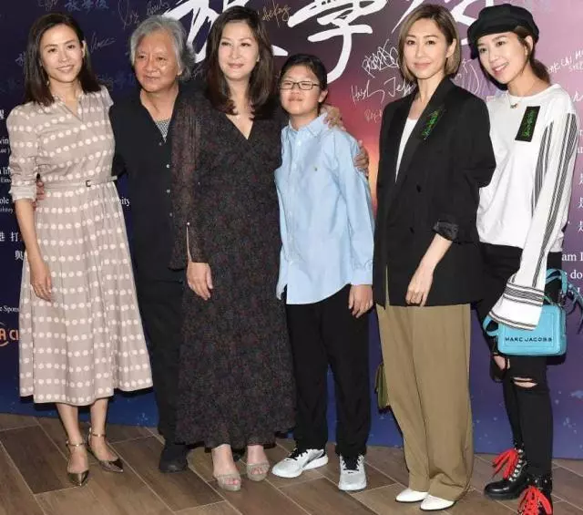 48歲陳慧珊難得亮相,穿黑色碎花裙同框宣萱,身材發福卻不輸氣質!