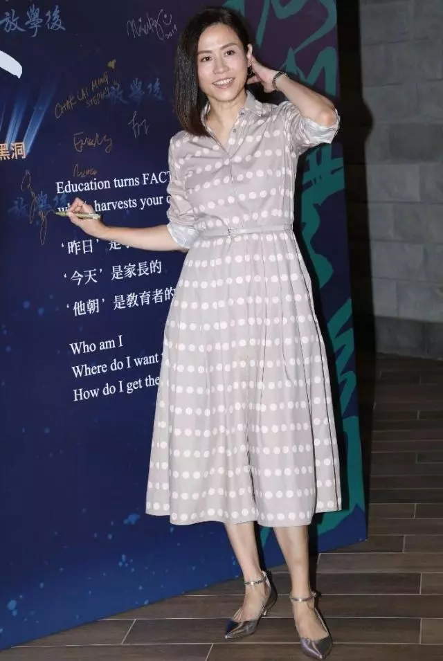 48歲陳慧珊難得亮相,穿黑色碎花裙同框宣萱,身材發福卻不輸氣質!