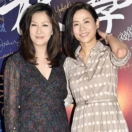 48歲陳慧珊難得亮相,穿黑色碎花裙同框宣萱,身材發福卻不輸氣質!