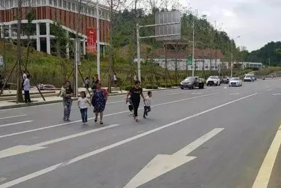 跟3歲孩子賭氣,奶奶贏了,回頭卻再也聽不見孫子叫奶奶了